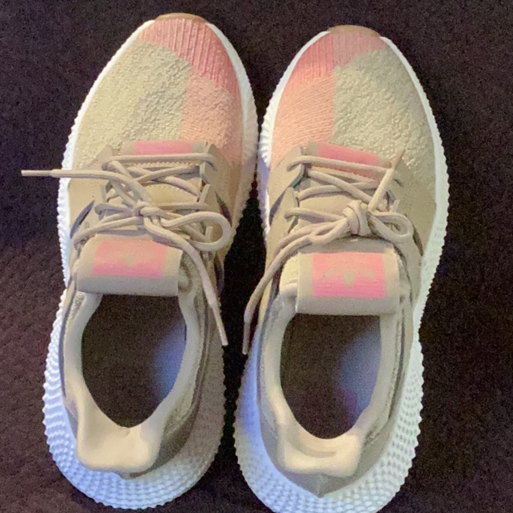 Mens adidas running shoe. Worn a few times but in great shape